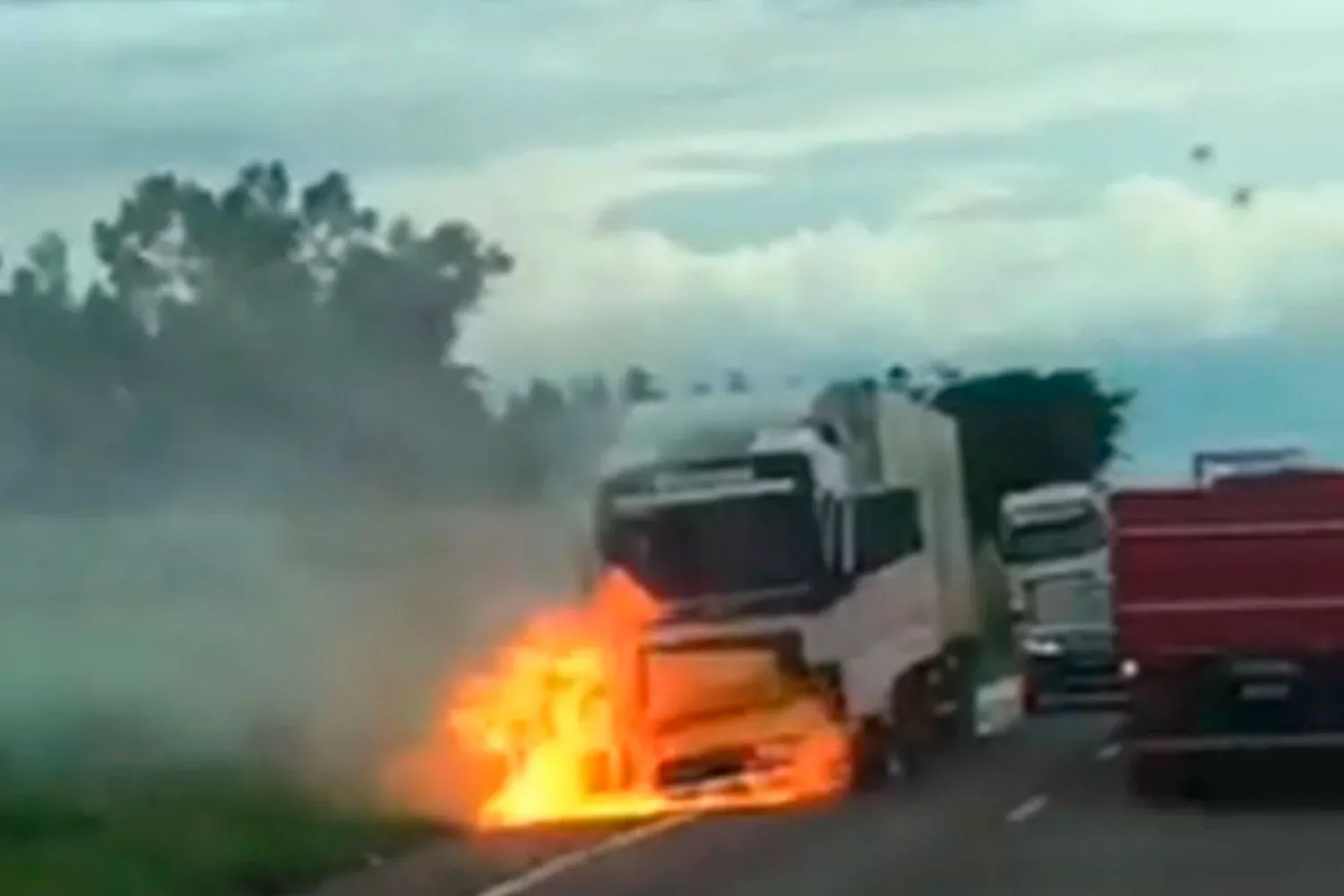 Vídeo: Maverick explode após colisão frontal com caminhão a 200 km/h