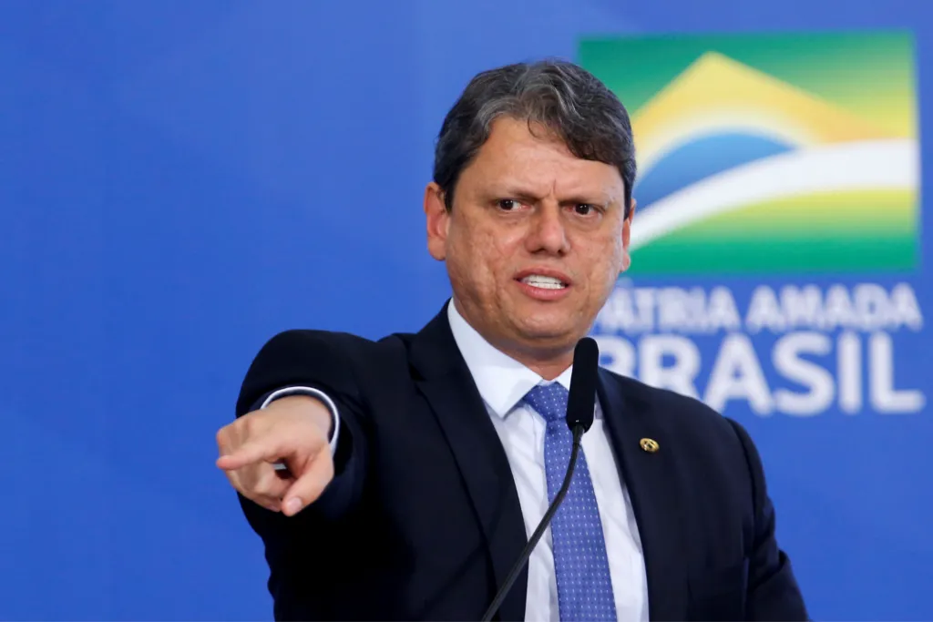 Ministro da infraestrutura afirma: “O caminhoneiro vai deixar de ser escravizado nas estradas”