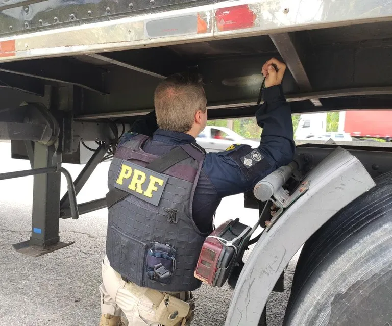 PRF encontra carreta adulterada e bloqueada na BR-116 pelo rastreador
