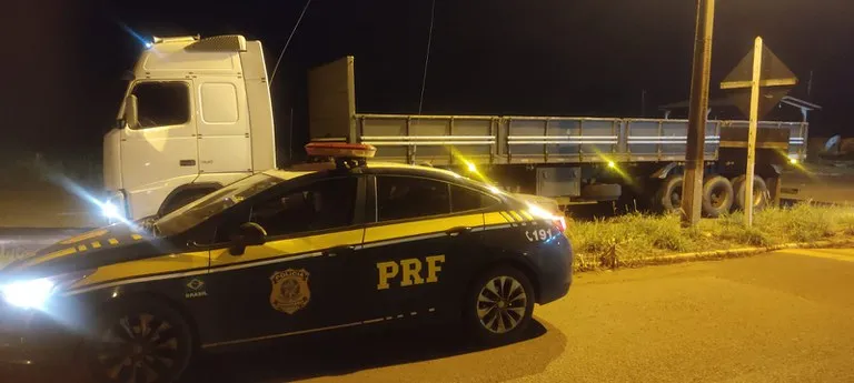 PRF recupera carreta roubada e família de caminhoneiro é libertado de cativeiro