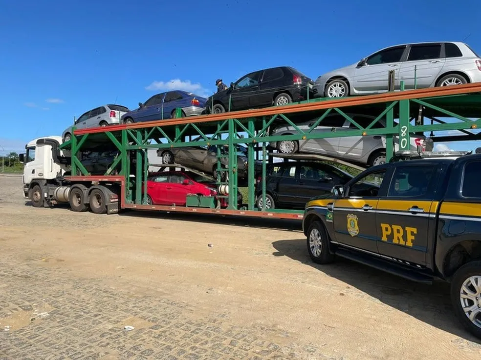 Carro roubado é encontrado em um caminhão cegonha