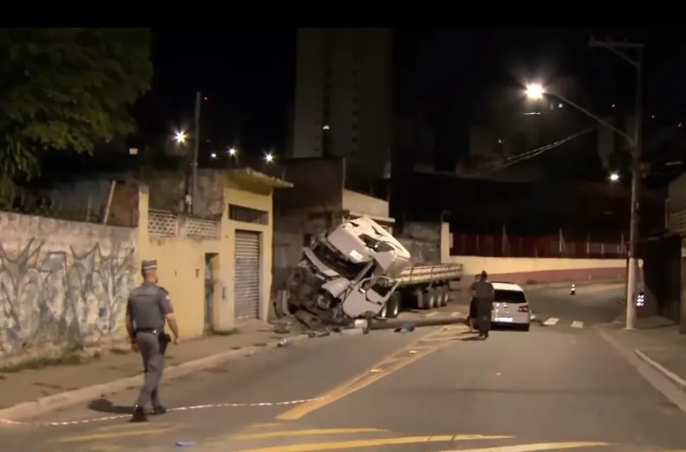 Caminhão com pai e filho colidiu contra um poste e mais um acidente acontece