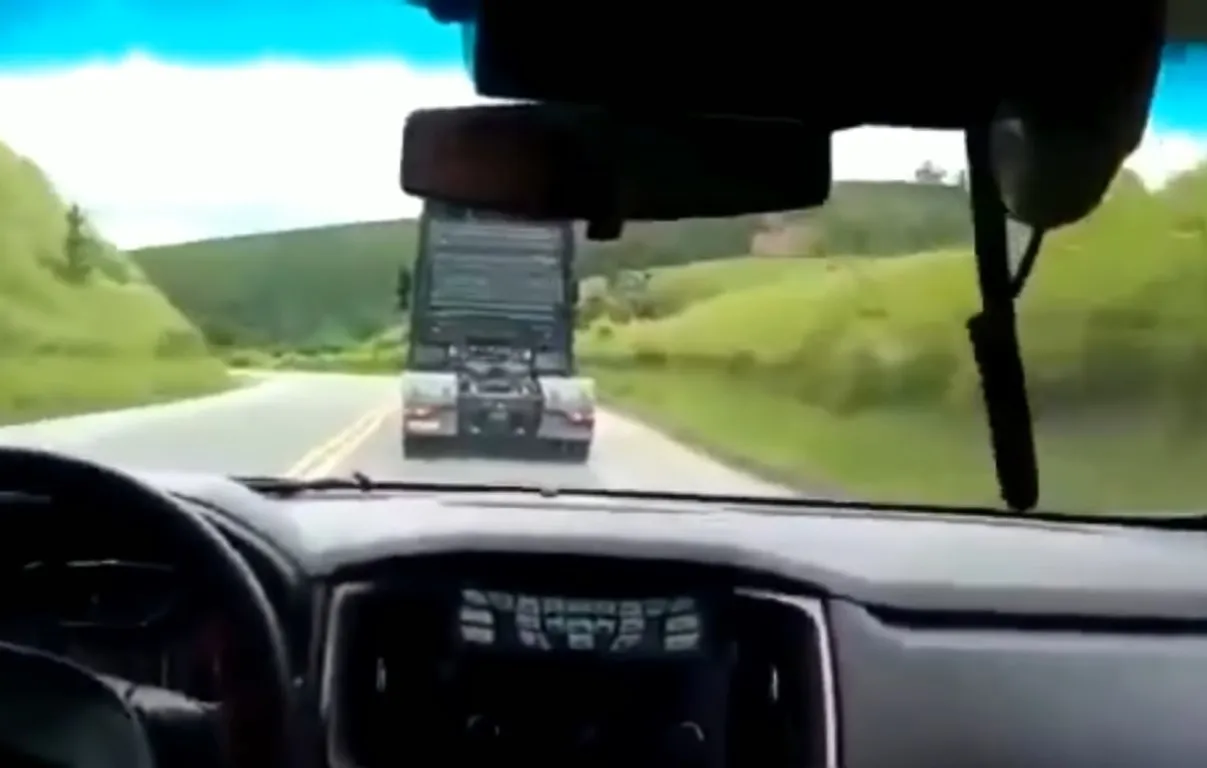 Caminhão com placa falsificada sai da pista em perseguição da Polícia