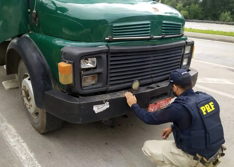Caminhão roubado no início do ano é recuperado pela PRF na BR-280