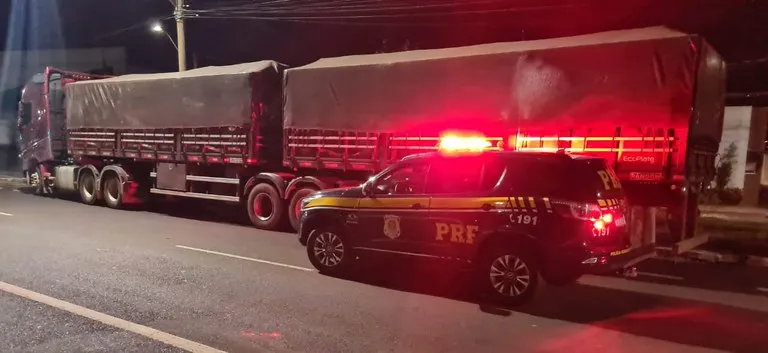 Caminhoneiro é preso com documentação falsa da transportadora da carga