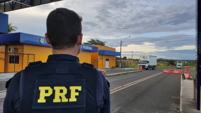 Caminhoneiro que foi socorrido pela PRF volta em posto para agradecer agentes