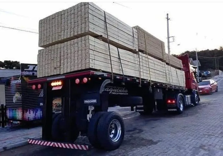 O perigo de carregar e descarregar de um caminhão arqueado