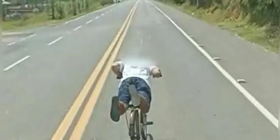 Vídeo: Ciclista trafega deitado ultrapassa um caminhão na SC-114