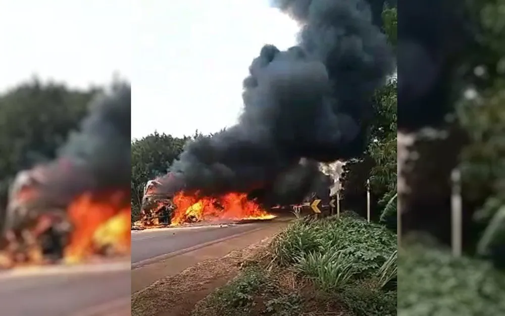 Caminhoneiros morrem em acidente gravissimo na BR-452