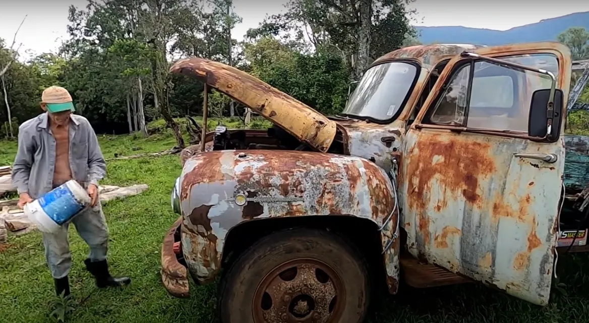 Veja que relíquia de caminhão esse vovô tem