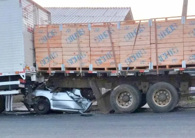 Carro é esmagado entre dois caminhões no centro de São Joaquim/SC