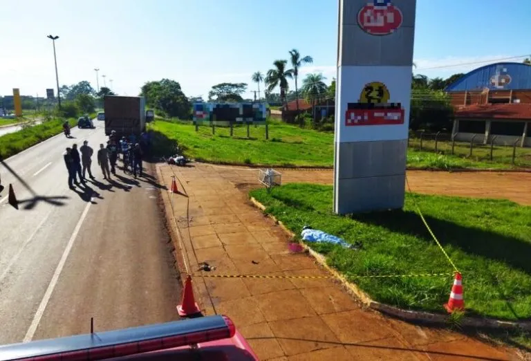 Caminhoneiro escuta barulho e percebe um motociclista caído após colisão em Dourados