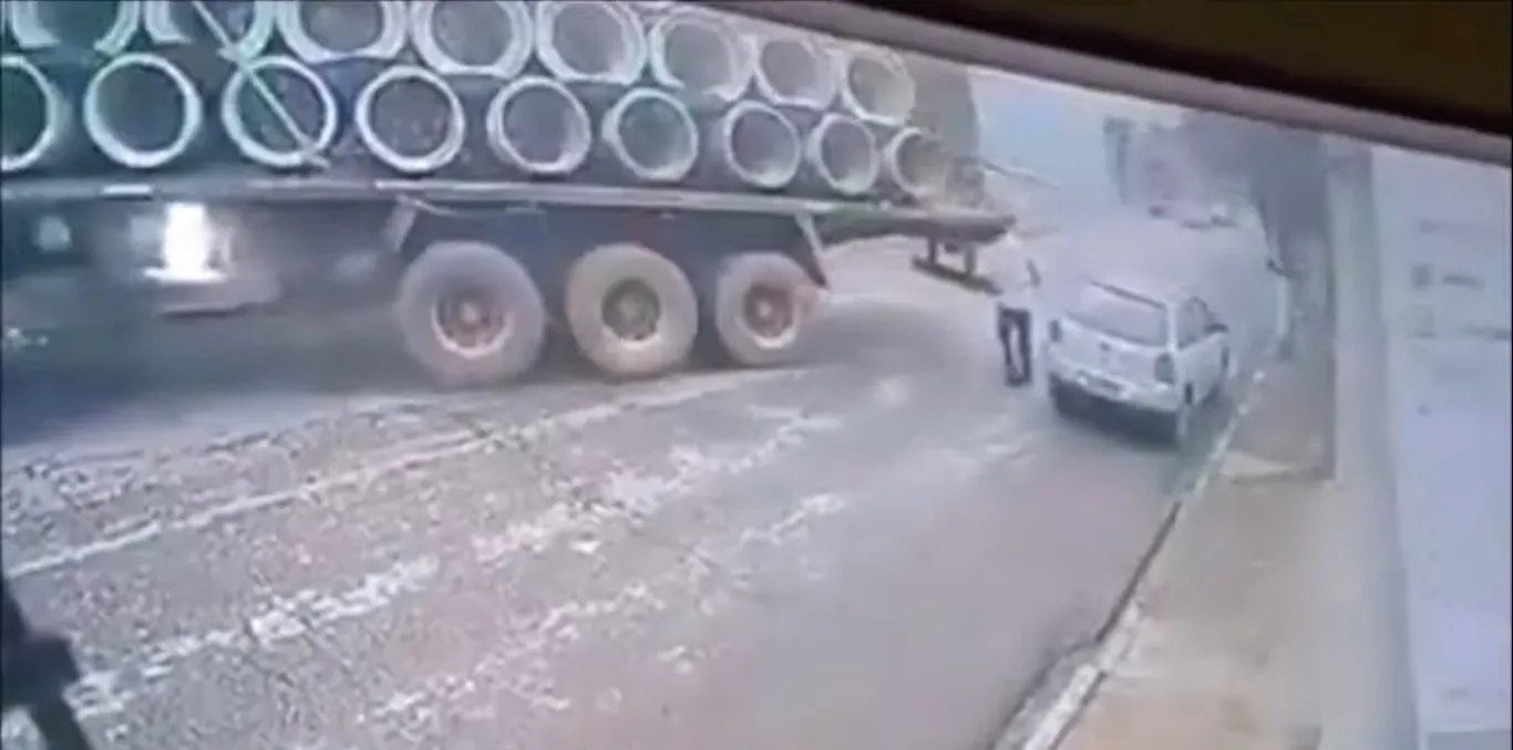 Caminhão desce estrada sozinho e acaba provocando estragos