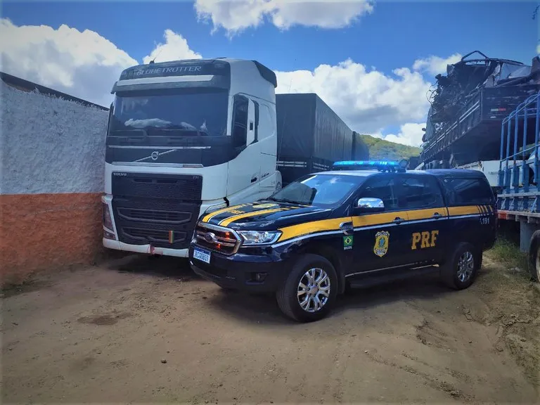 Caminhoneiro com 40 mil toneladas de excesso é multado em mais de R$ 8 mil