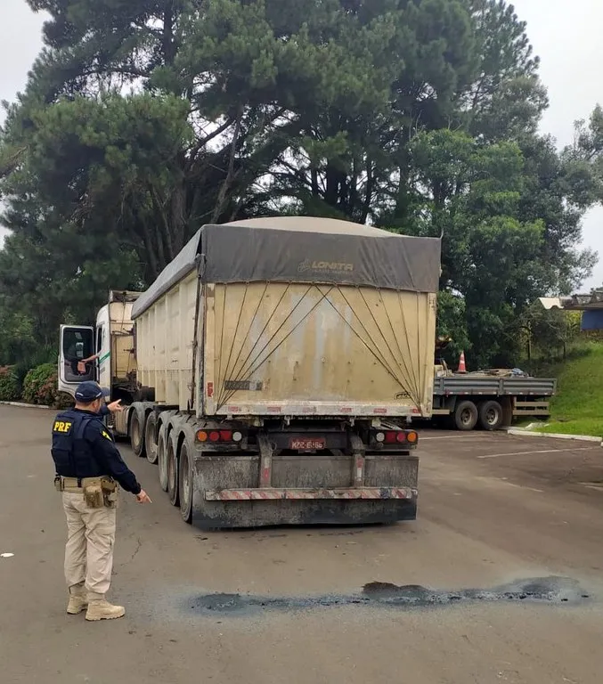 Carreta é autuada com carga derramado por excesso de peso na BR-116