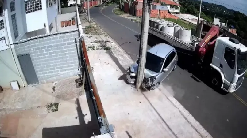 Carro estacionado é atingido por barra de caminhão muck