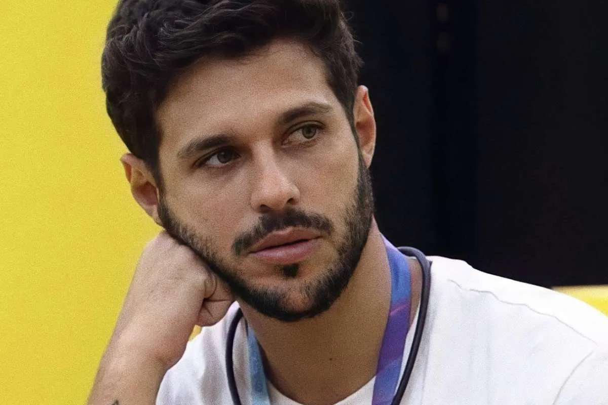 Ex-bbb é lançado para fora do veículo após colisão com caminhão