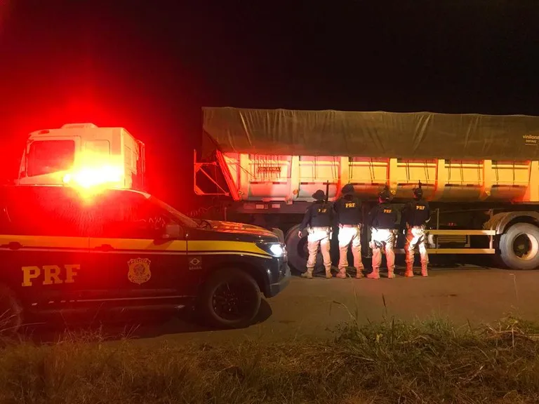 PRF recupera carreta no momento da entrega da carga e prende o motorista
