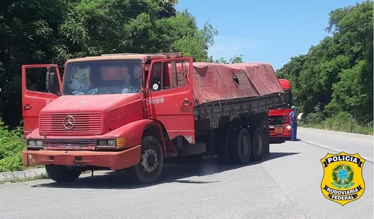 Pai libera a direção do caminhão com excesso de peso para filho dirigir e PRF flagra o momento
