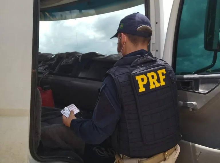 Polícia Rodoviária Federal autua motorista com 26 comprimido de rebite