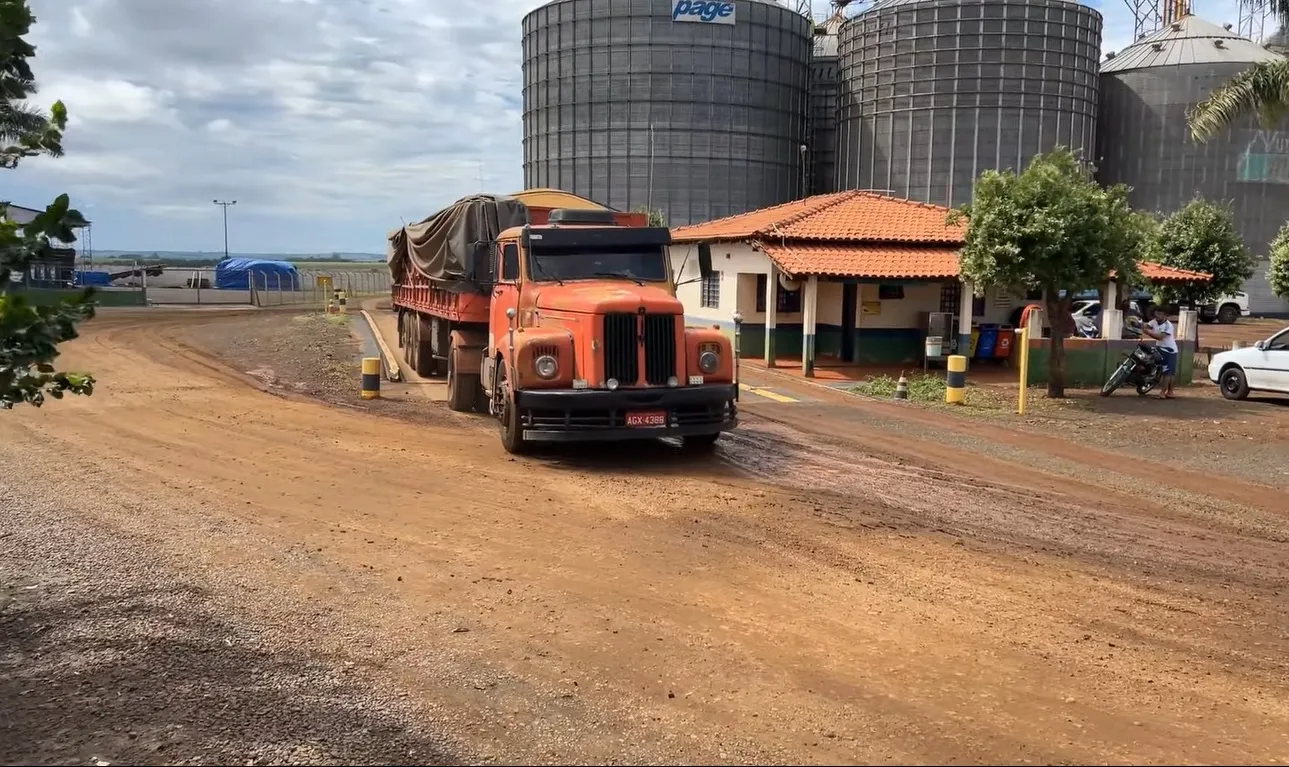 Scania Jacaré 111 puxando 37 toneladas na pressão