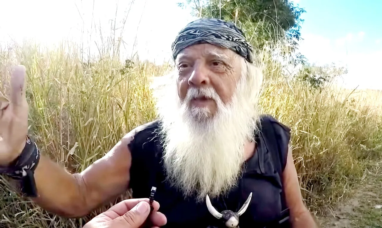 Caminhoneiro entrevista andarilho Uruguaio que anda pelas estradas do Brasil
