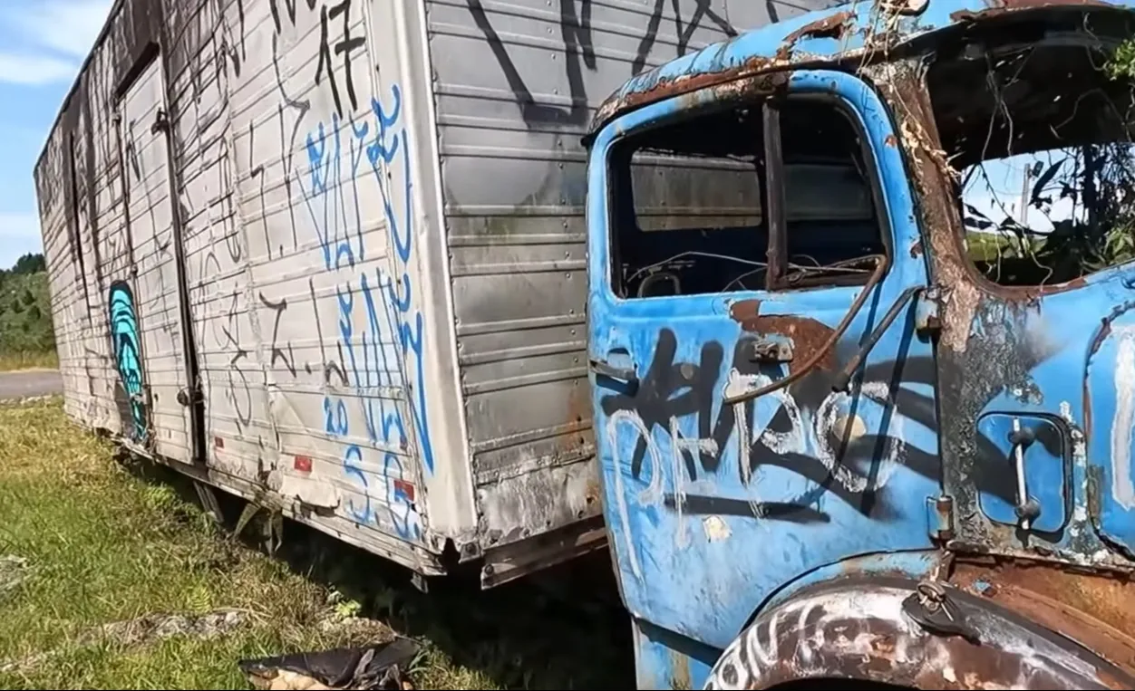 Qual é a história desse caminhão abandonado na Régis Bittencourt.