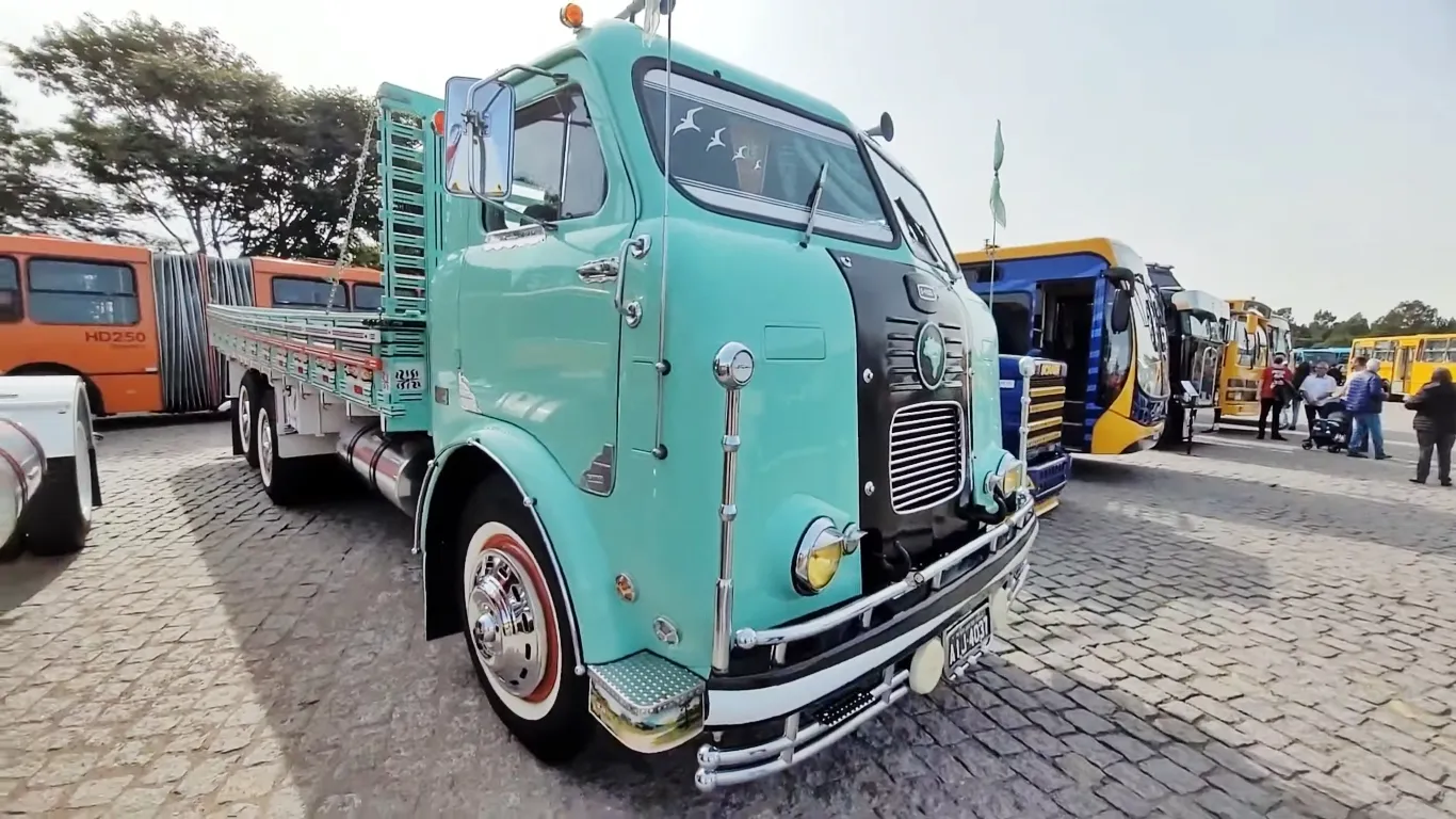 Caminhões antigos FNM 1960 e FNM 1971 de colecionador e uma Scania Fórmula Truck