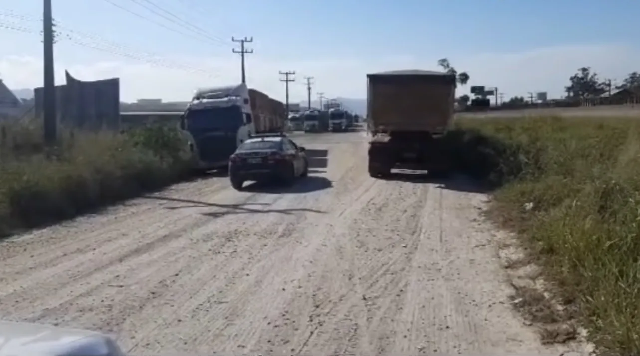 Caminhoneiro flagra agentes da PRF multando caminhoneiros aguardando descarga