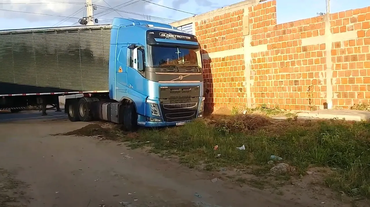 Vídeo: Caminhão Volvo FH 460 carregado atola em areia&nbsp;