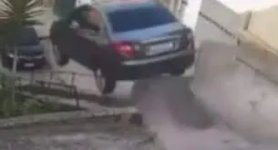 Carro salta sobre escadaria após motorista não ver final da rua
