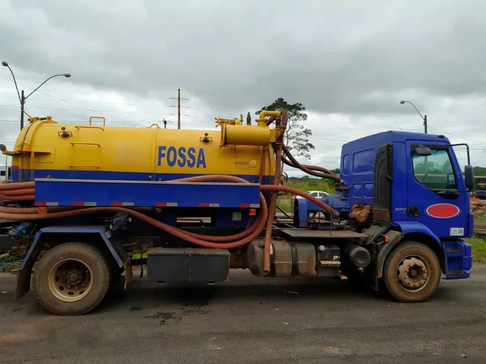 3 mil litros de gasolina são encontrados em caminhão limpa-fossa pela PRF