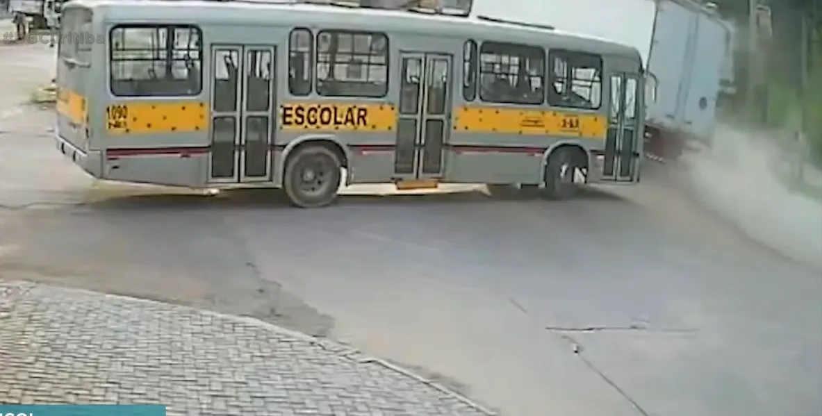 Caminhao Desgovernado Quase Atinge Onibus Escolar E Cavalo Entra Em Cena