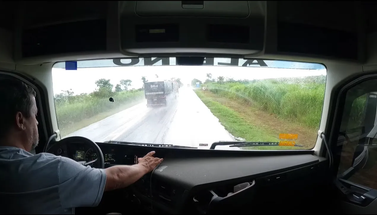 Caminhoneiro alerta motoristas sobre distância de segurança entre os carros