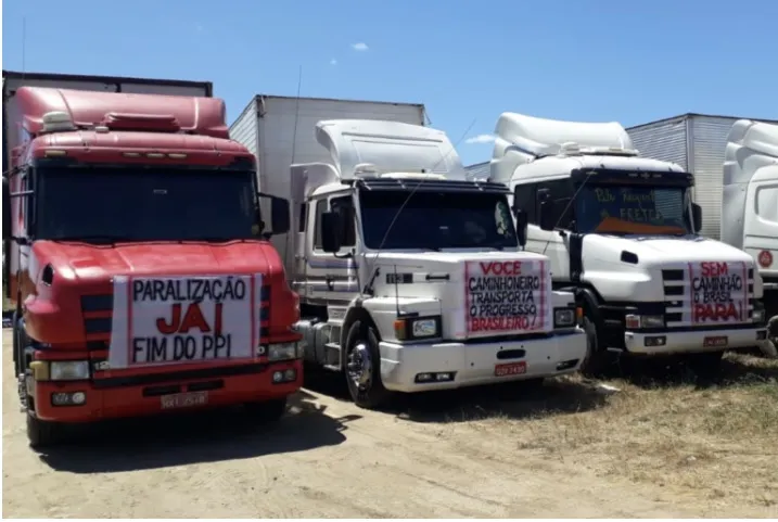 Caminhoneiro declara indignação com novo reajuste do diesel