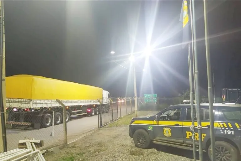PRF flagra carreta com mais de 20 toneladas de excesso de peso e retém veículo
