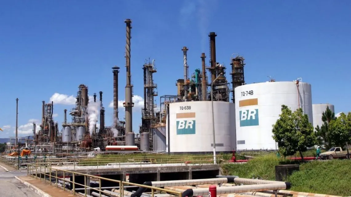 Diesel mais barato: Petrobras anuncia redução em sua parcela sobre o preço do combustível