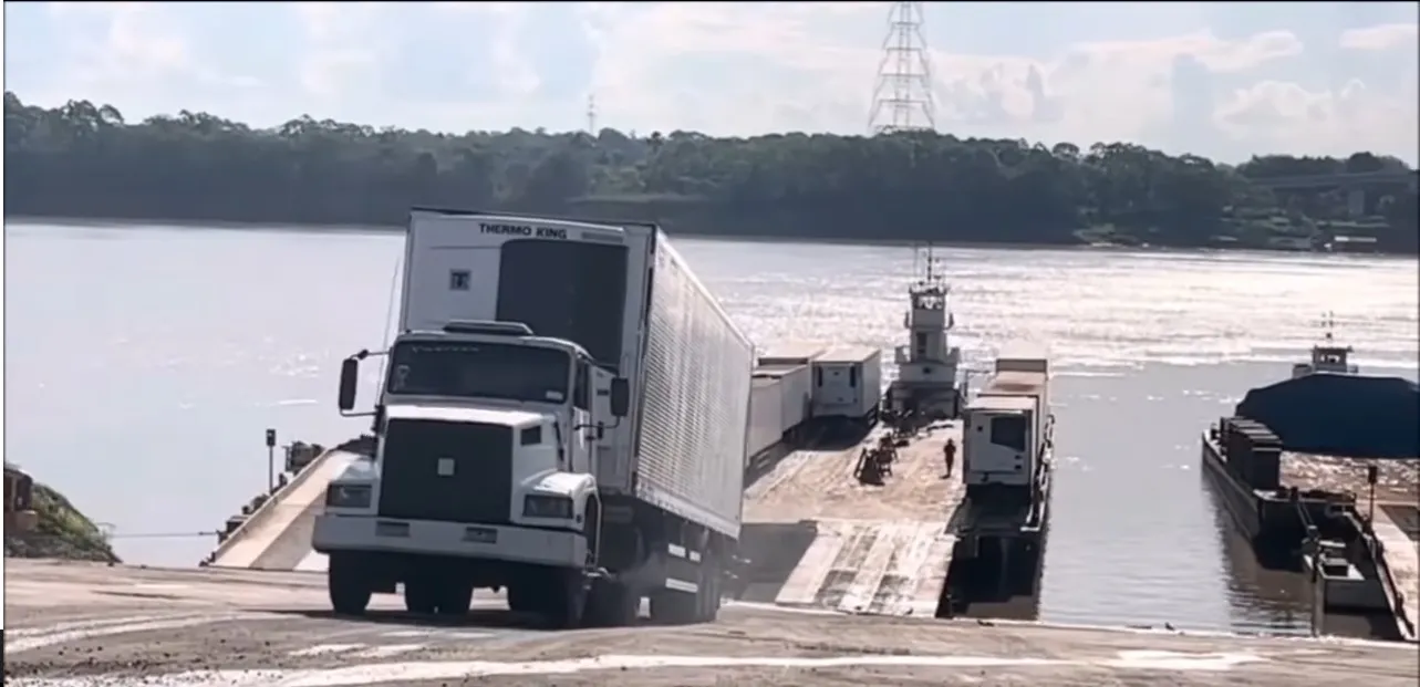 Qual nota esse caminhoneiro merece ao colocar carreta em balsa de ré