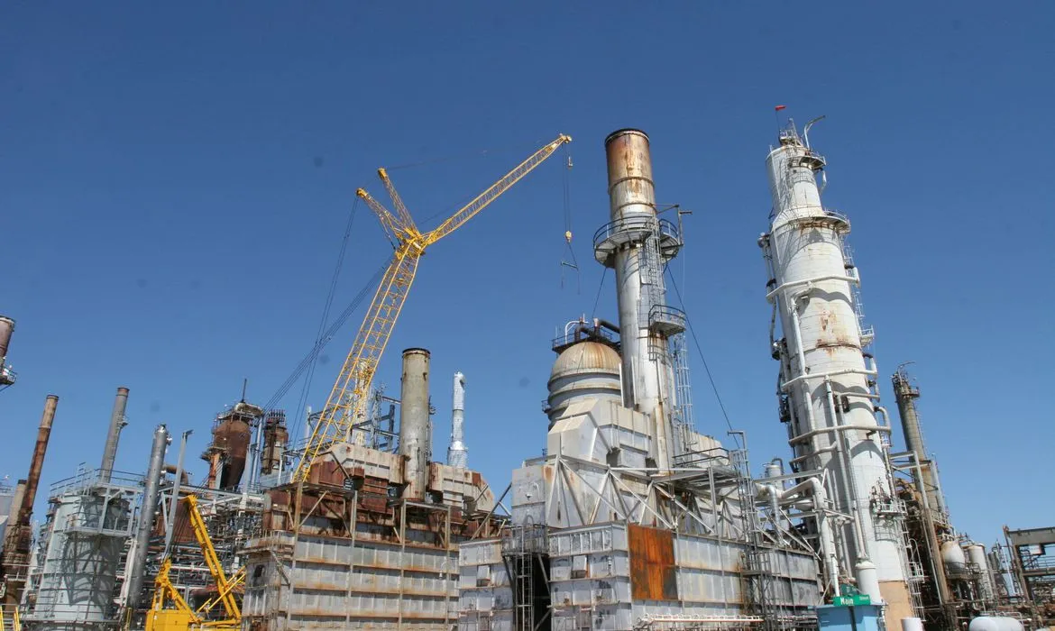 Petrobras decide reabrir processo de venda de refinarias no Brasil