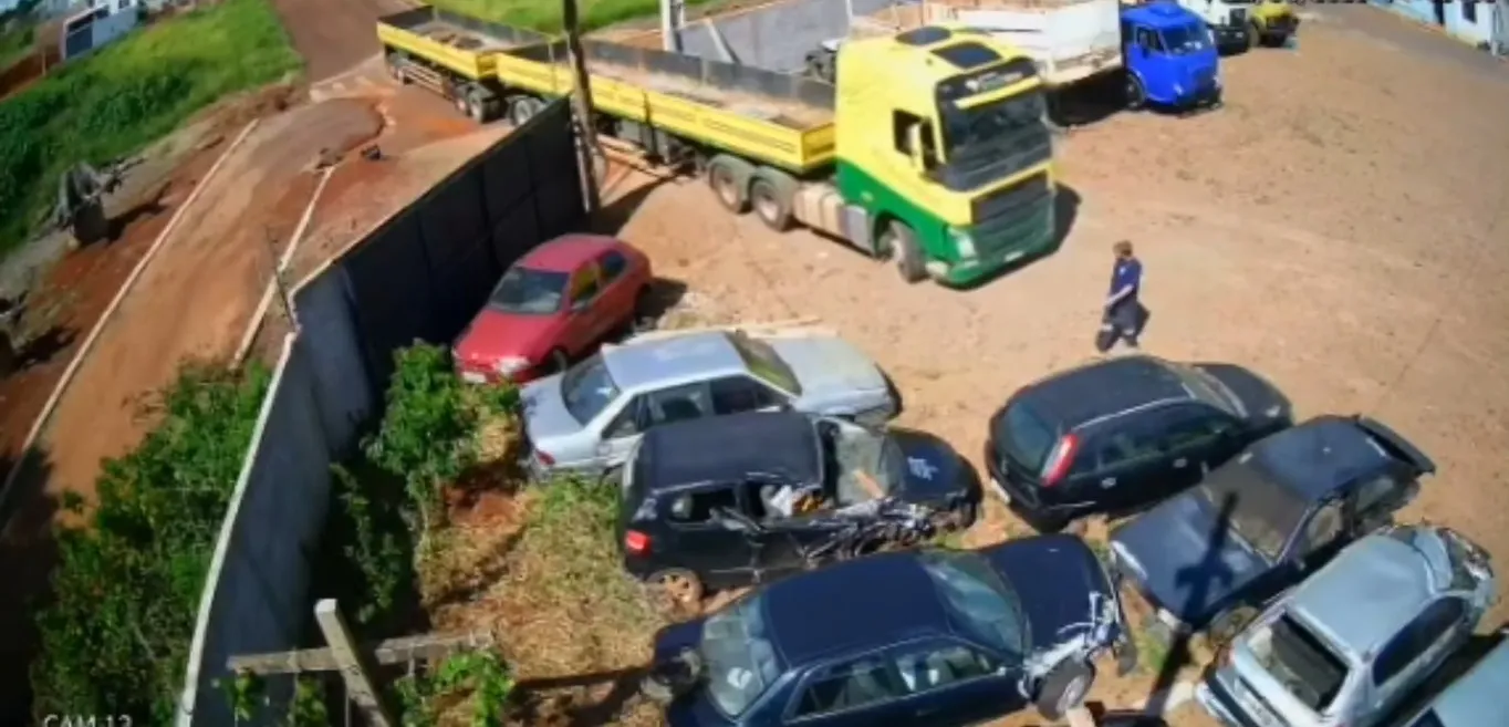 Veja o que esse caminhoneiro fez com esse rodotrem