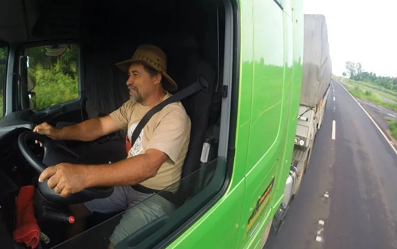 Você sabia que um motorista de caminhão pode se aposentar mais cedo, veja as dicas