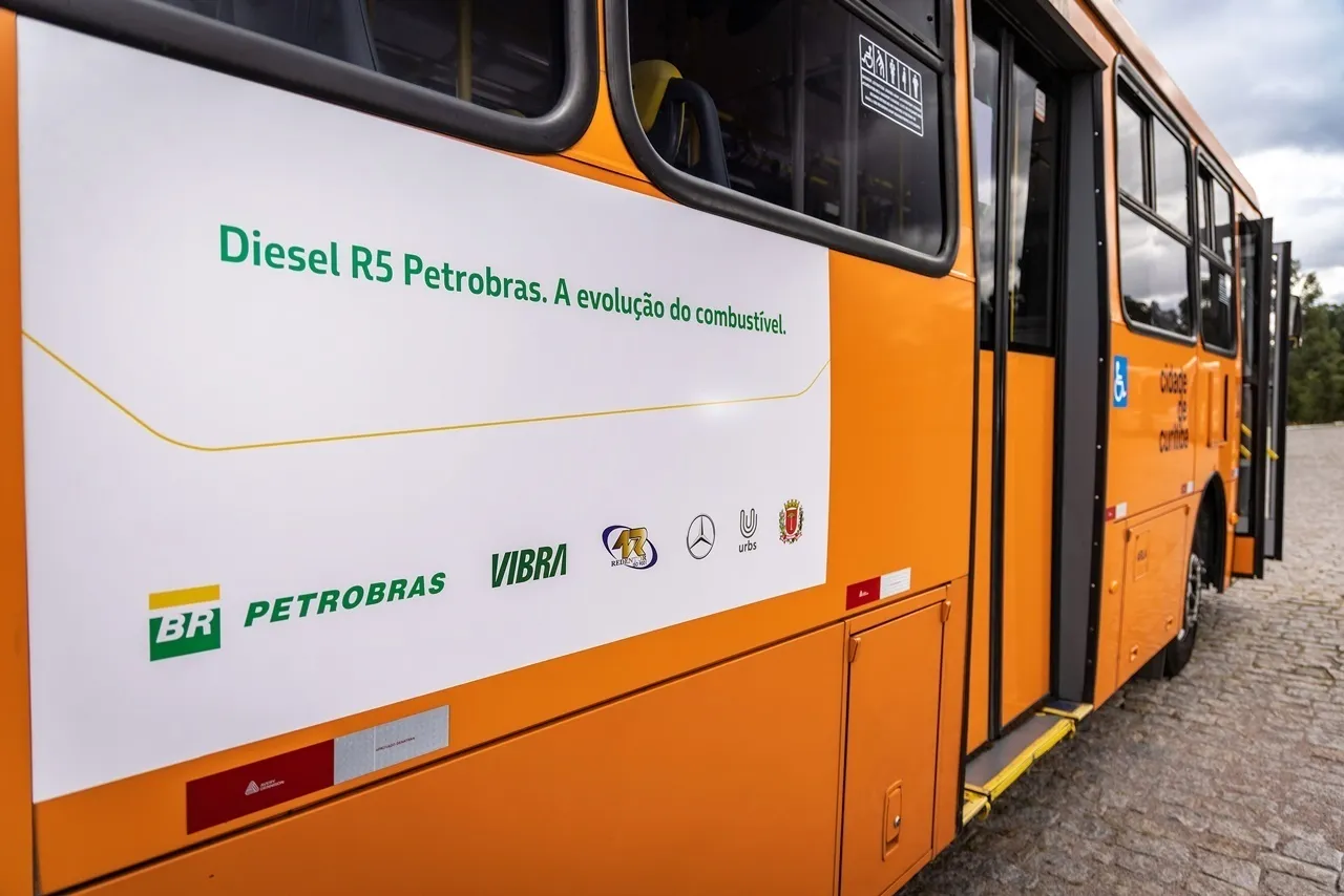 Ônibus Mercedes-Benz são utilizados em testes com diesel renovável R5 da Petrobras