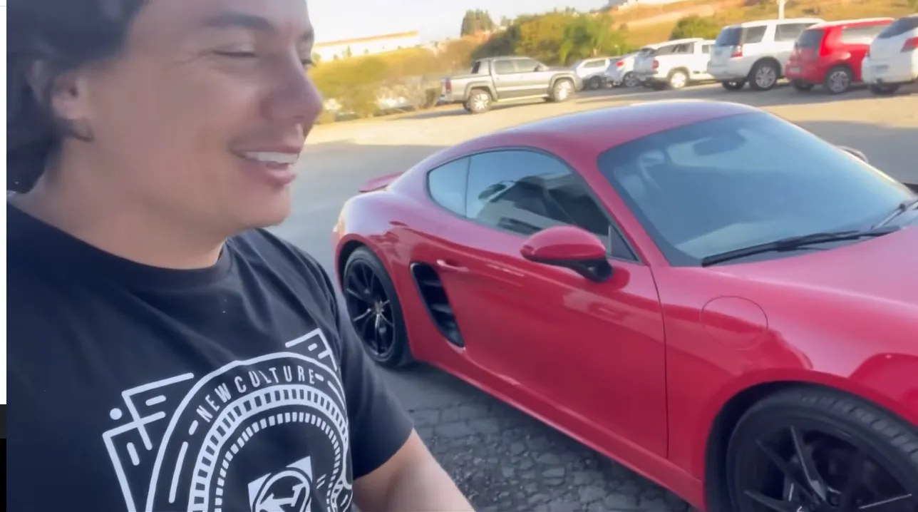 Cabelo Batateiro realiza sonho em Porsche avaliada em mais de meio milhão de reais
