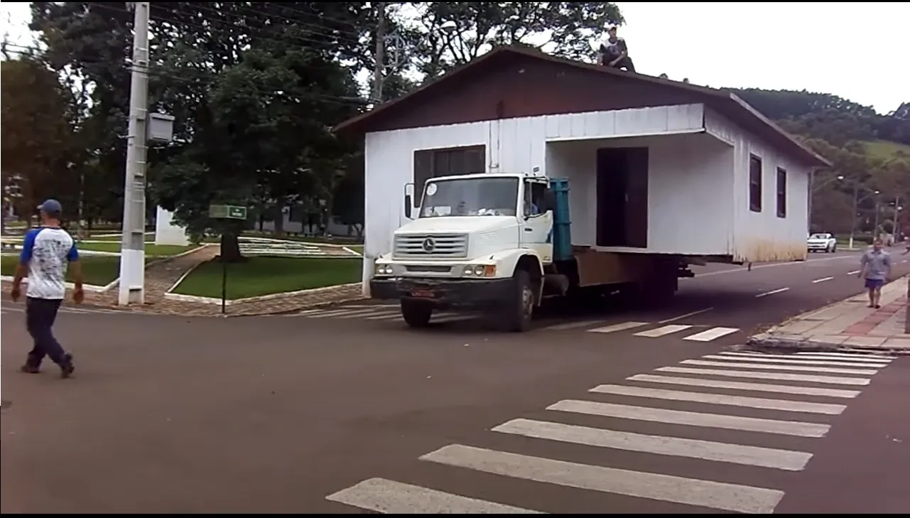 Caminhão carrega casa e trafega pelas ruas do Paraná
