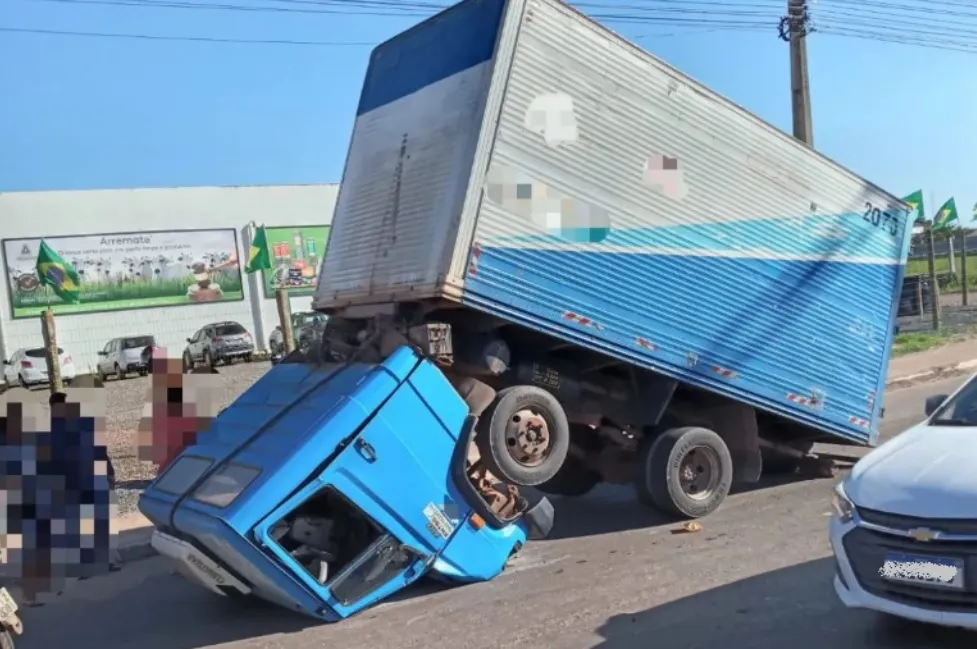Caminhão tem chassi quebrado ao trafegar em estrada do Maranhão