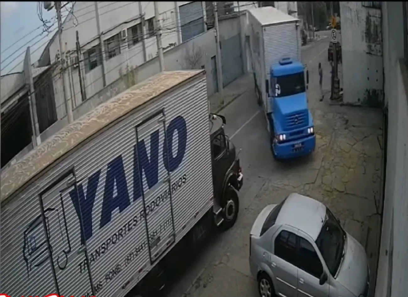 Caminhoneiro Faz Manobra Incrivel Para Entrar Em Patio De Empresa