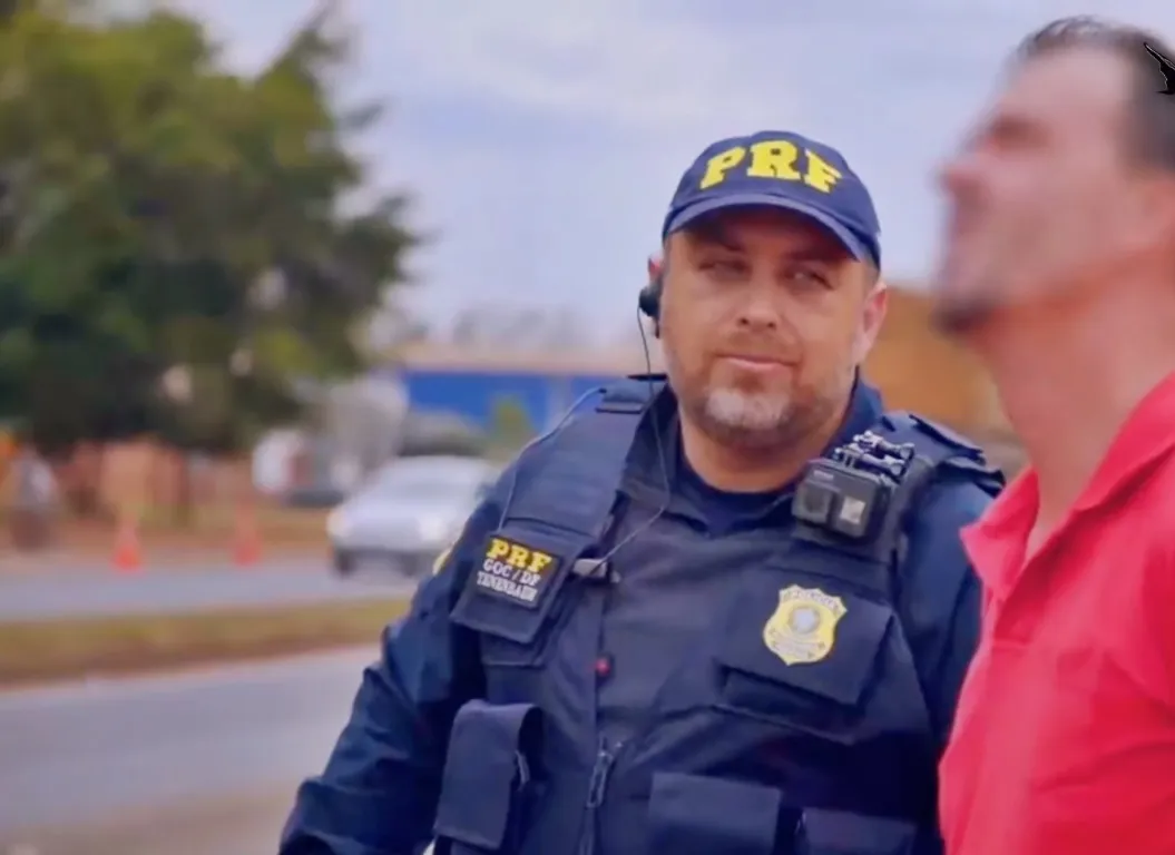 Abordado pela PRF, caminhoneiro se depara com surpresa desagradável