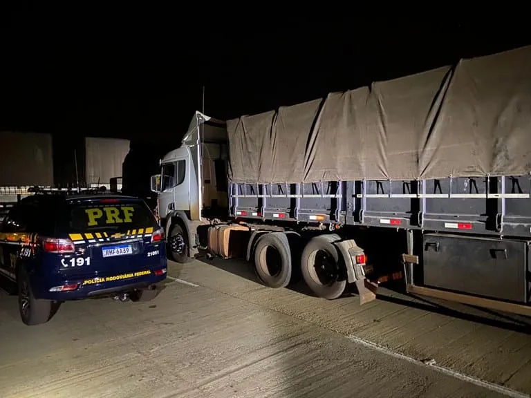 Carreta roubada em 2021 é recuperada com identificação paraguaia