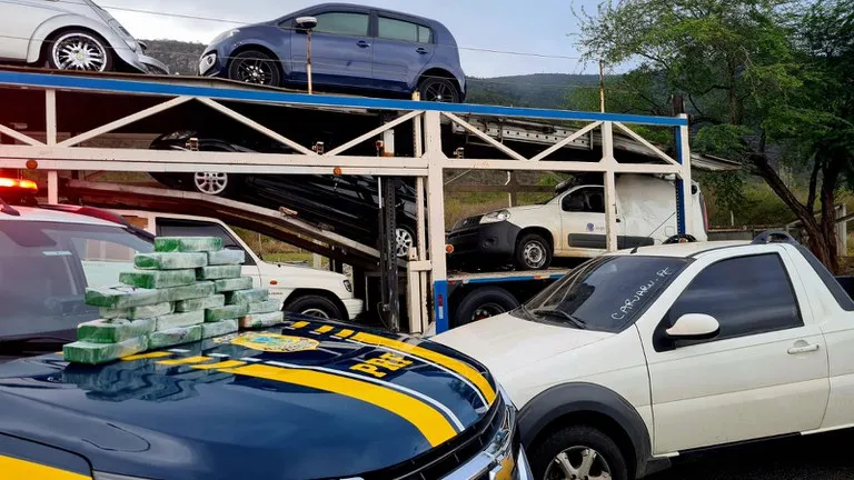 PRF flagra 20 quilos de crack em carro sendo transportado por cegonha