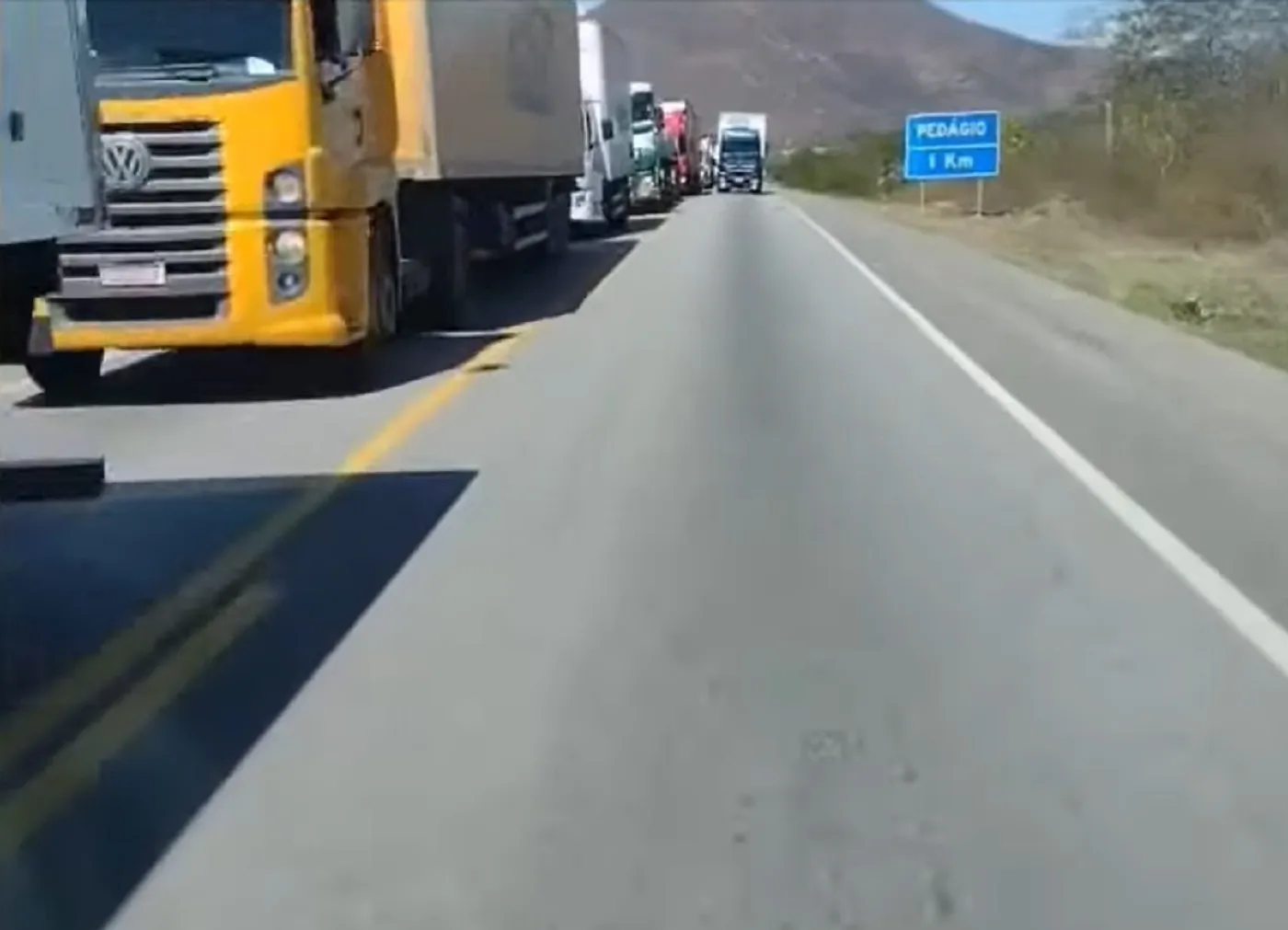 Ultrapassagem de caminhoneiro quase provoca um segundo acidente na mesma hora